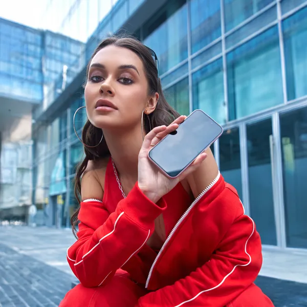 Eine Frau hält ein Handy mit einer Display-Schutzfolie in der Hand