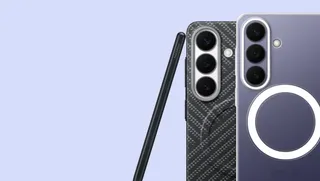 Samsung Zubehör: S Pen Fold Edition, eine graue sowie eine lila Smartphone-Schutzhülle.