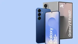 Zwei Samsung Galaxy Smartphones – Galaxy S25+ und Galaxy Z Fold7.