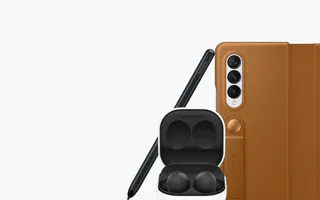 Samsung Zubehör: Galaxy Buds, S Pen und eine braune Smartphone-Schutzhülle.