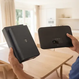 Eine Person die den Speedport 7 und Speedport Smart 4 in den Händen hält
