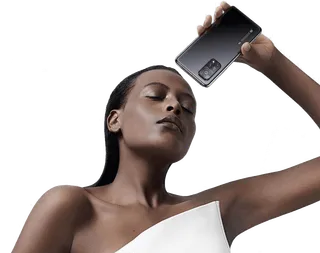 Eine Frau hält ein Samsung-Handy