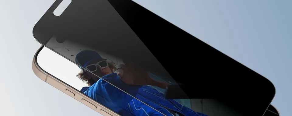 Eine getönte Schutzfolie vor einem Handydisplay.