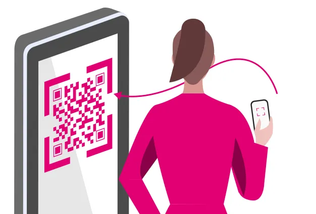 Eine Frau steht vor einem großen QR-Code und hält ein Handy in der Hand.